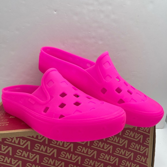 Vans Men’s Slip-On Mule Trk
Hot Pink
VN0005V8AFJ Vibrant Pink Slip-On Clogs - Picture 3 of 16